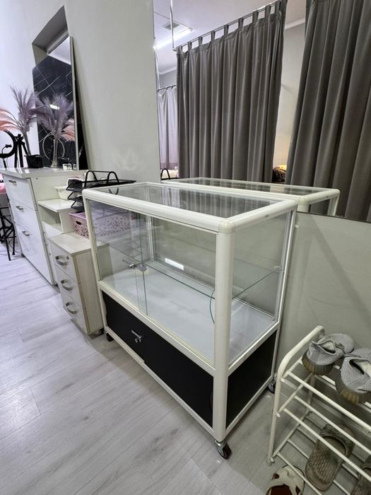 Продам шкаф для парфюмерии