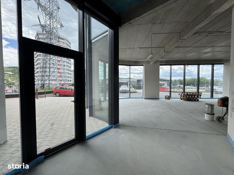 Spatiu comercial de inchiriat, 275 mp, Parter, Vitrina stradala