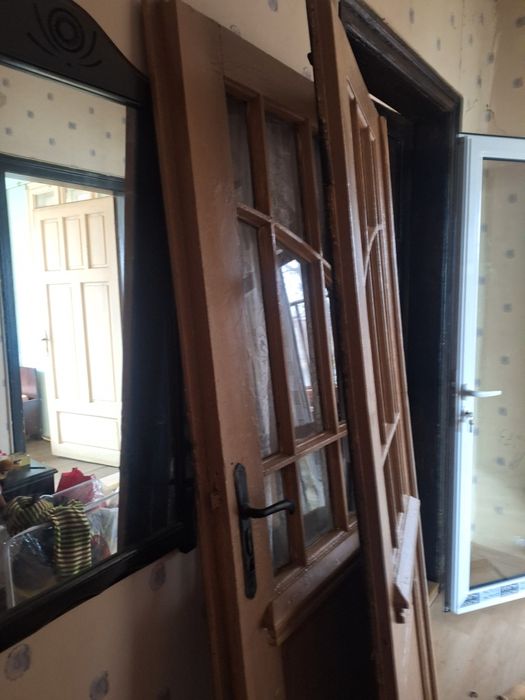 Стара двойна дървена врата