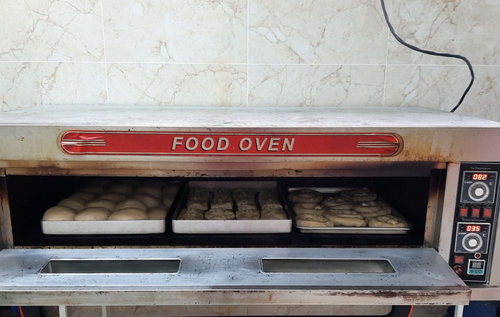 Продавам професионална фурна побира 3 броя тави 60х40