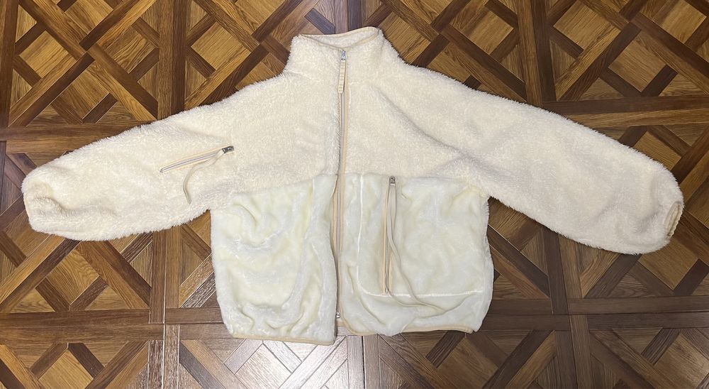 Продам совершенно новую куртку оригинал UGG