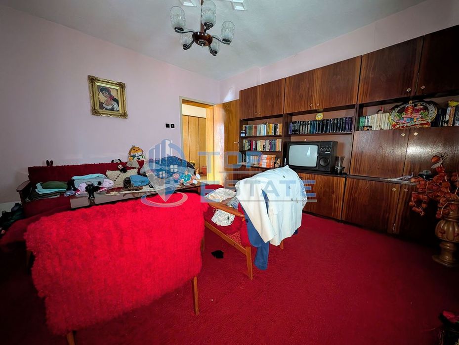 Двуетажна тухлена къща с панорамна гледка в град Плачковци