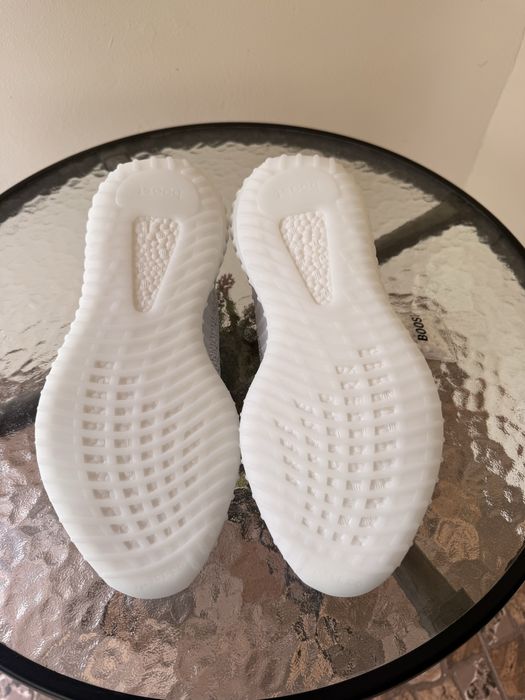 Yeezy 350 noi cu etichete
