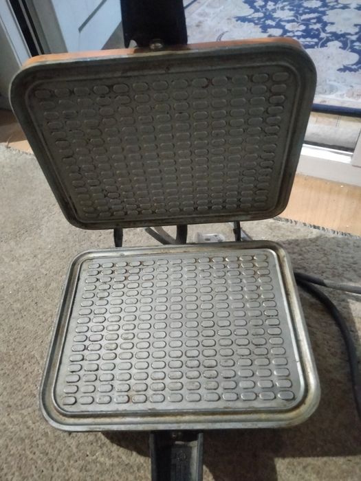 Вафельница в хорошем состояний