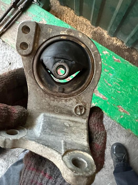 Подушка ДВС левая Mitsubishi Galant 8