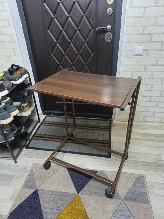 Компьютерный стол на роликах