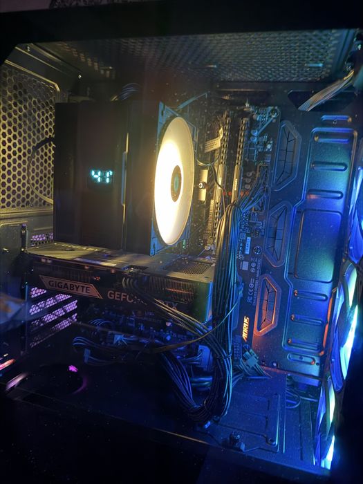 Vand pc gaming pe piese