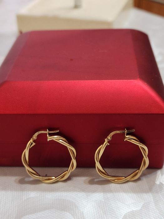 Продам золотые серьги. 180 000 тенге