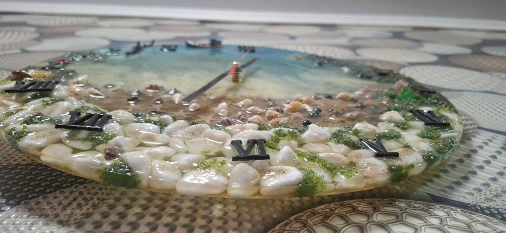 Ръчно изработен стенен часовник от епоксидна смола