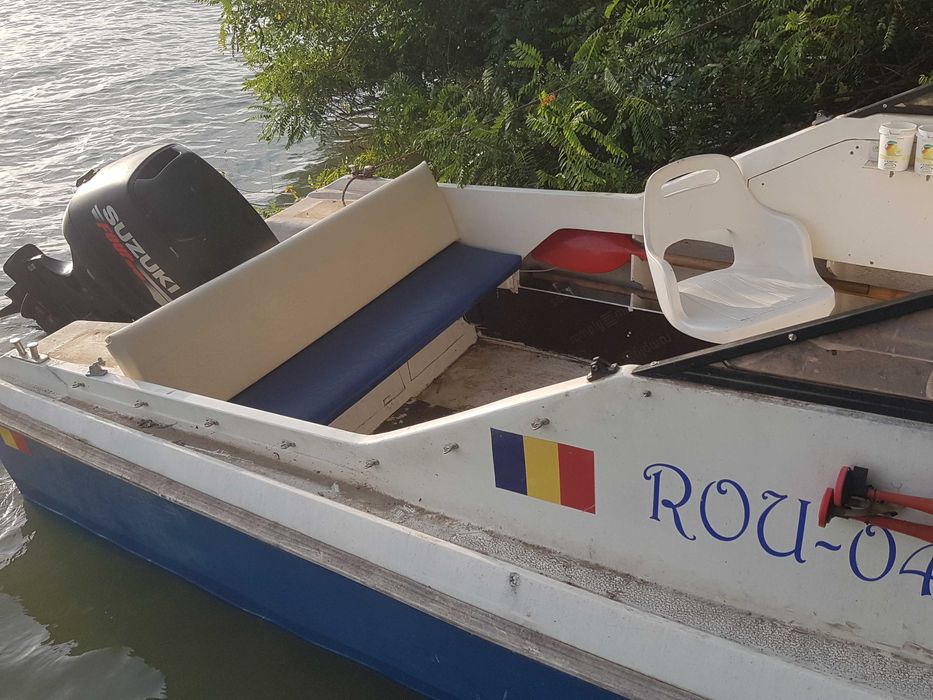 Barca cabinata cu motor SUZUKI 70 si peridoc
