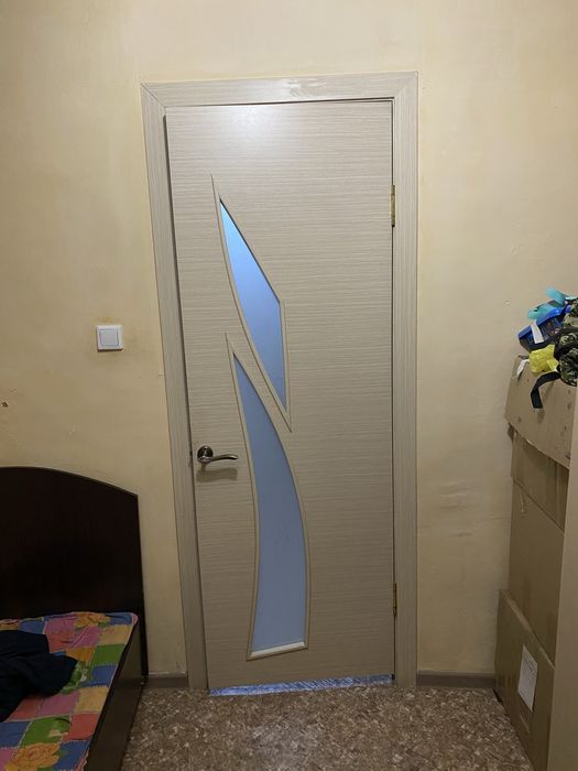 продам двери,кровать,люстру,шкаф