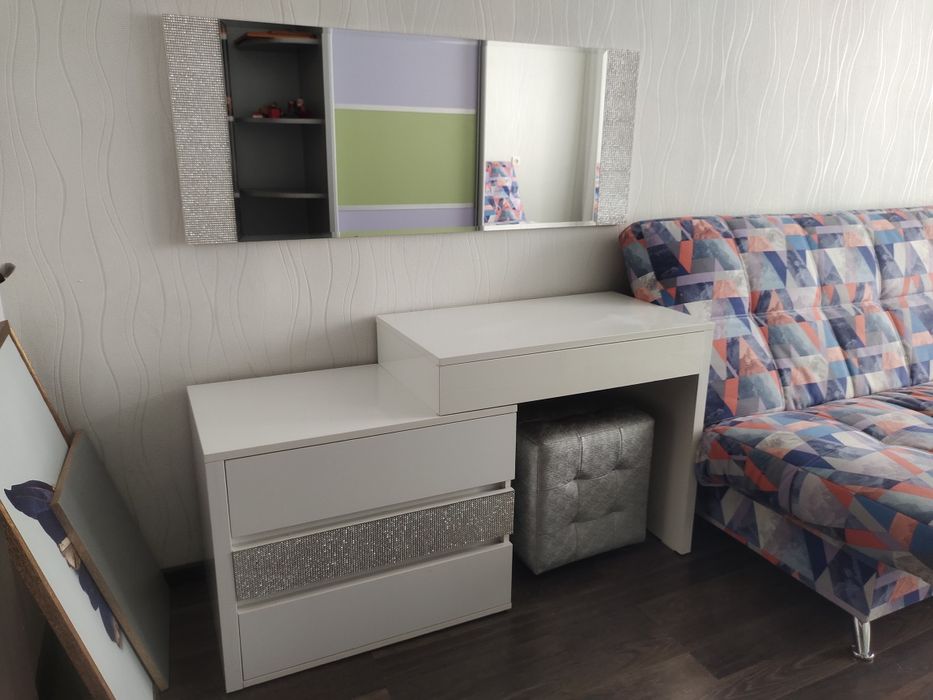 Туалетный столик с зеркалом