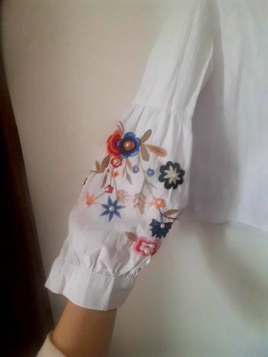 Vând camasa dama, marimea S, cu elemente florale pe maneci