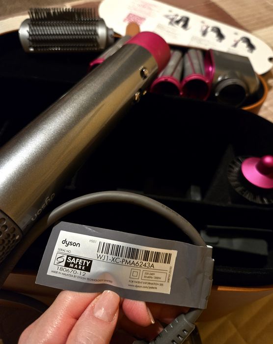 Set Dyson : 7 accesorii - perie, ondulator, feon