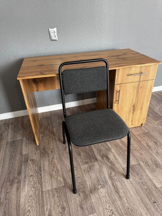 Продам офисную мебель (столы + стулья)