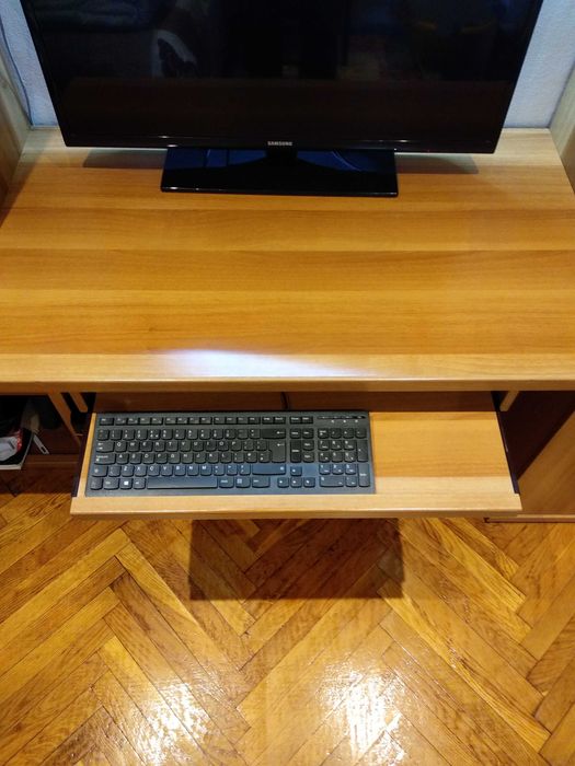 Vând mobilă tineret pt. dormitor cu birou incorporat. Preț 1250 lei.