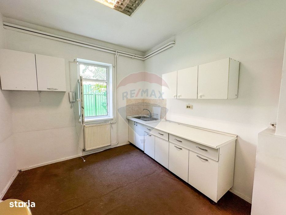 Spatiu comercial | doua cladiri, curte proprie | 300 mp |
