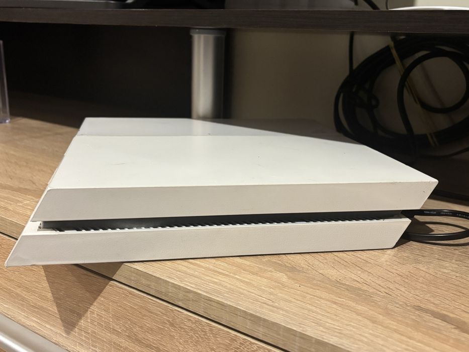 Playstation 4 + Два джойстика и три игри