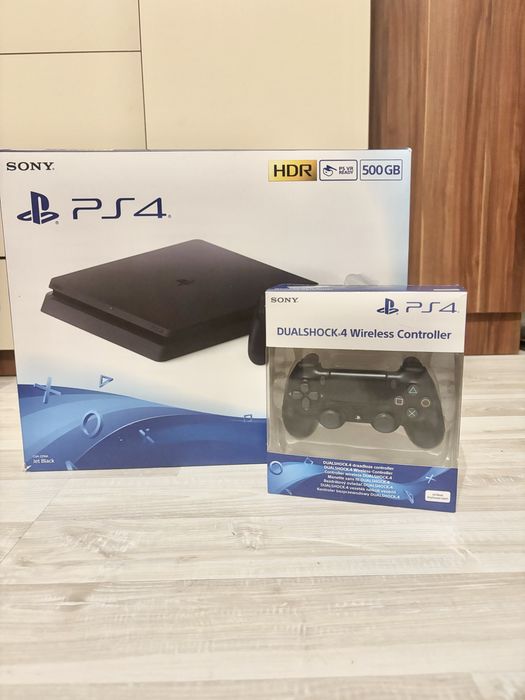 PlayStation 4 Slim с кутия и 3 джойстика