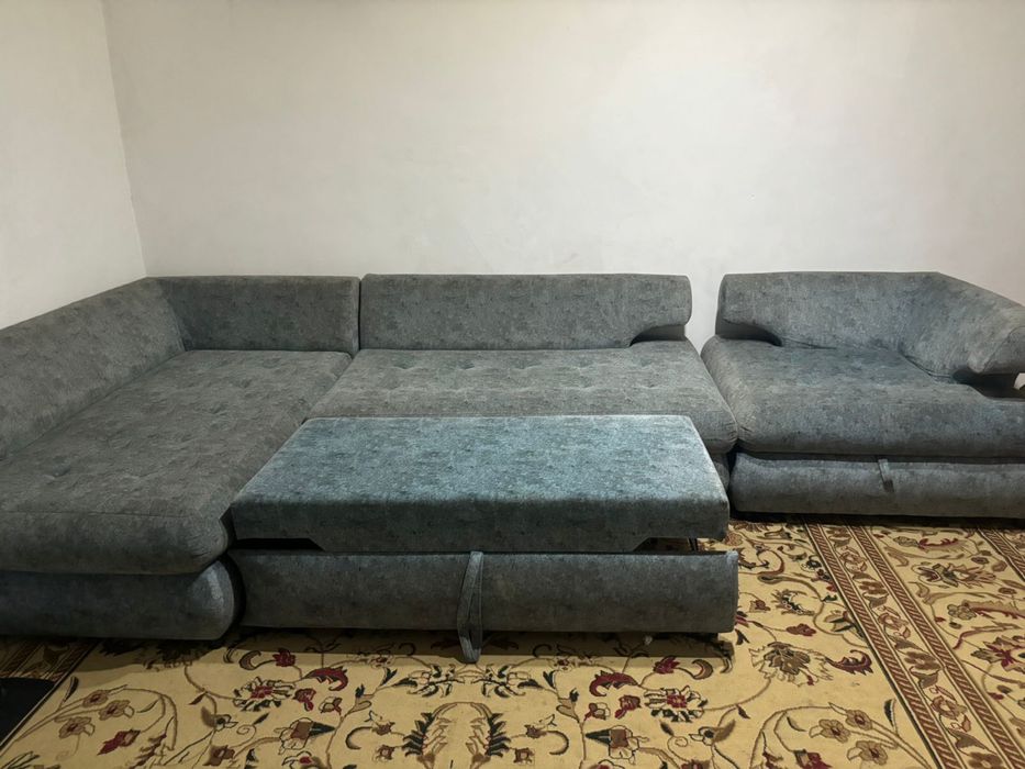 Диван бу көк түсті