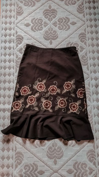 Fusta maro midi cu broderie flori Ann Taylor - LOFT