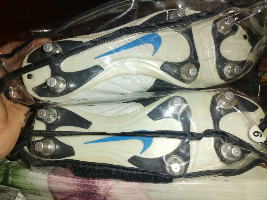 Ghete cu  crampoane nike T90