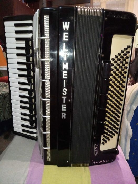 Продавам акордеон WELTMEISTER S5