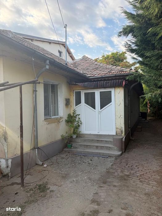 Casă cu 4 camere, zona centrală.