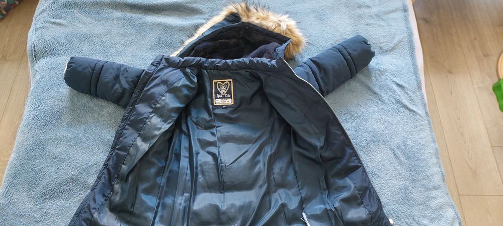 Vand geaca fetita C&A marimea 128 impecabila