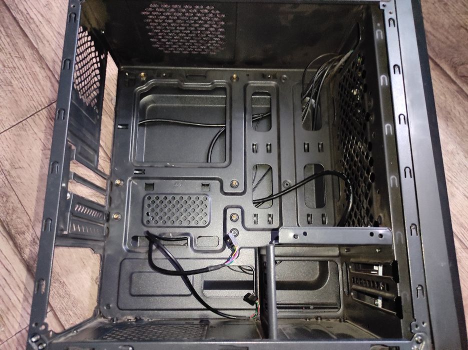 Корпус AeroCool Cylon Mini (б/у) и кулер DarkFlash ICE200 PRO