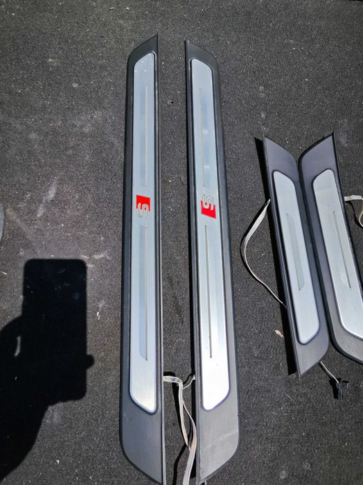 Светещи амбиентни лайсни на праговете S-line Audi A6 4K C8 прагове