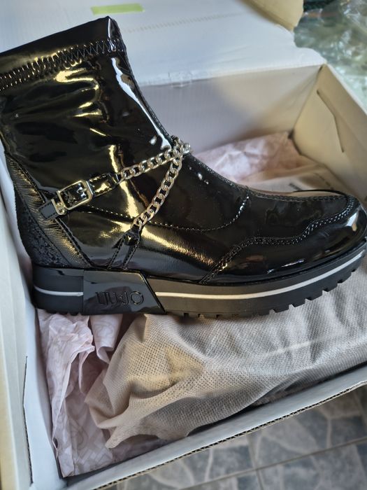 Ghete LiIU-JO  piele lăcuită  mărime 35-36