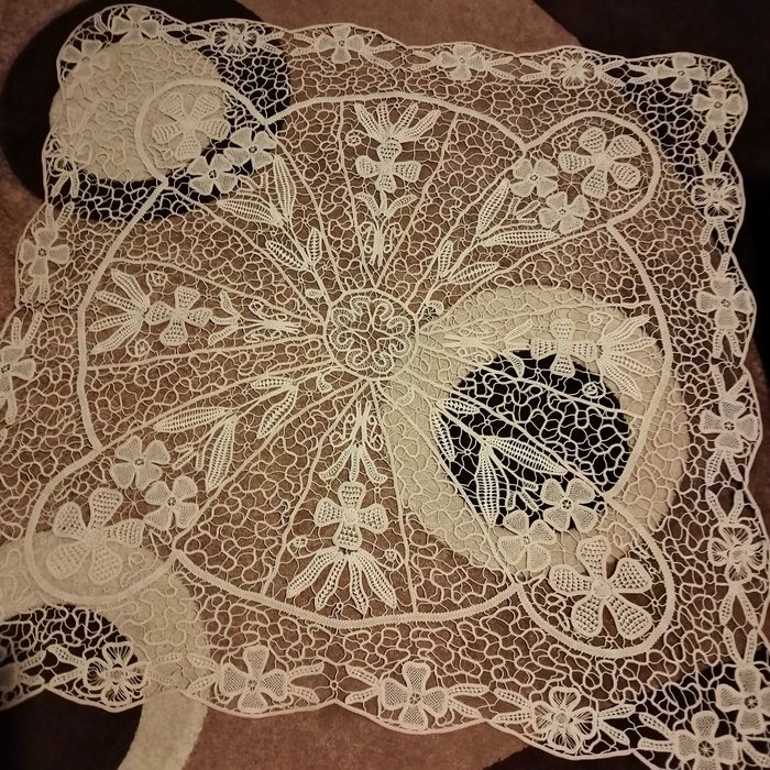 Față de masă croșetată din macrame