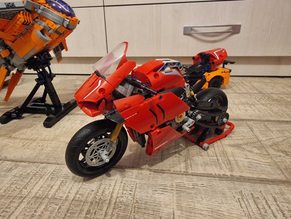 Lego Ducati Panigale V4 R 42107