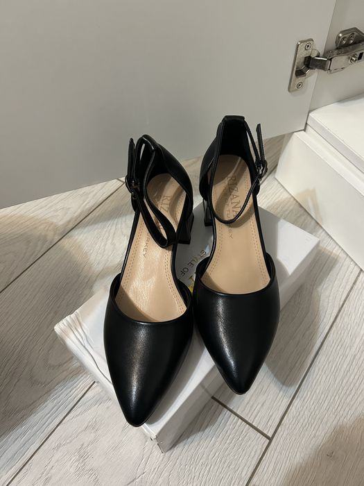 Вечерние Туфли черные со стойком каблучком