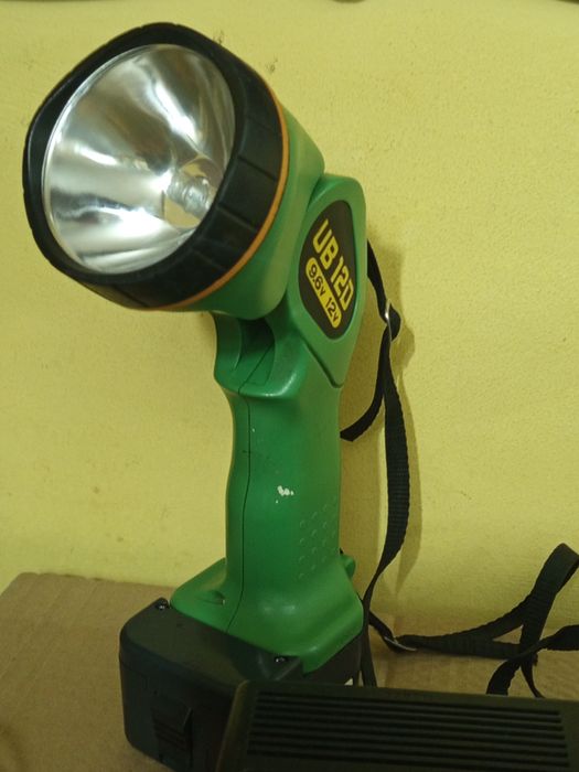 Винтоверт+прожектор+батерии  комплект HITACHI