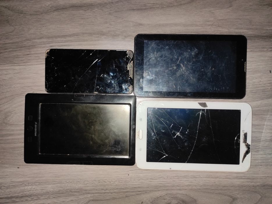 Все 54 телефона, 2 планшета и читалка