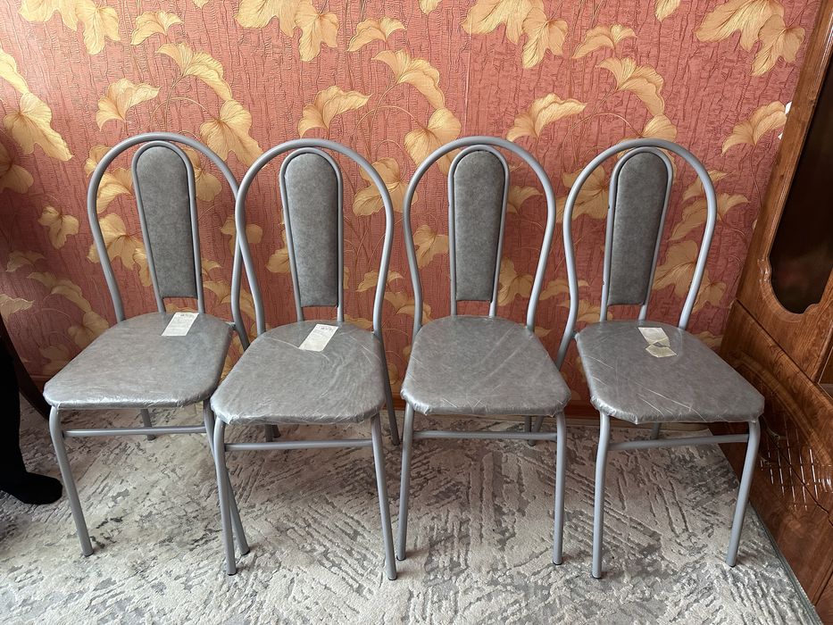 Продам стулья новые