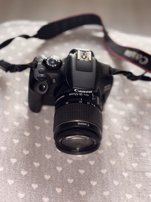Vand Canon 1300d cu obiectivul kit