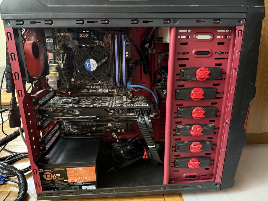 Pc intel i5 2500k, 16gb ram, GTX780ti 3gb, ssd 512gb.