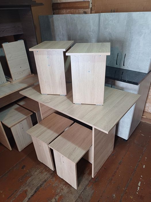 Продам кухонный стол +4 табуретки