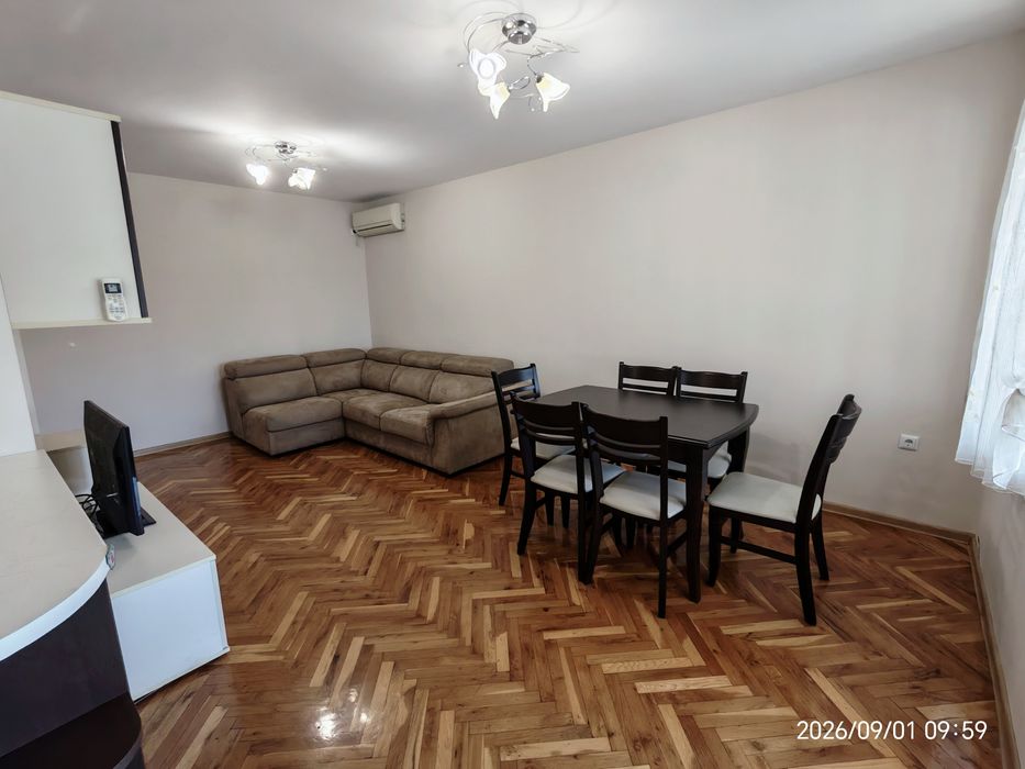 Дава се под наем Тристаен апартамент в Варна, Зимно кино Тракия - 220 кв.м за 900 € - Снимка #1