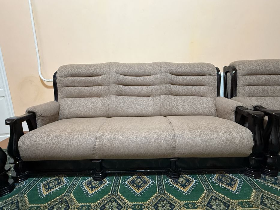 Диван и кресло.