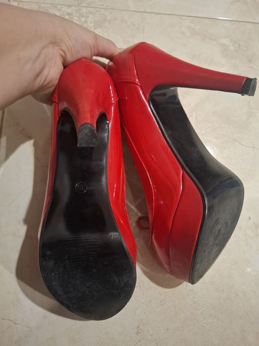 Обувки с камъни и червени лачени