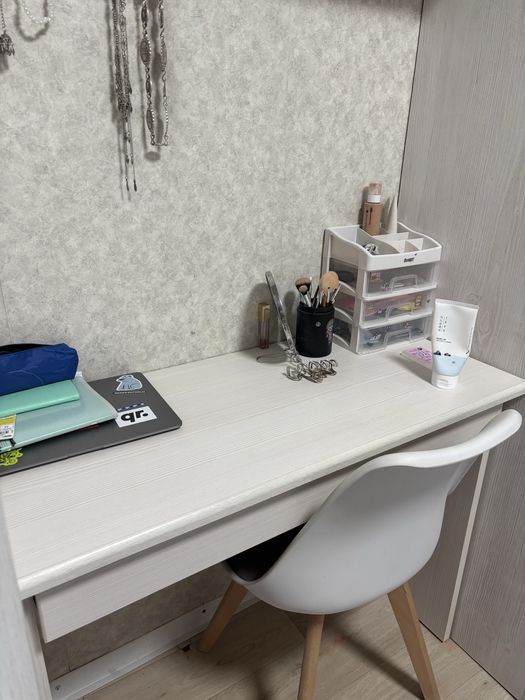 продам стол. подойдет для учебы