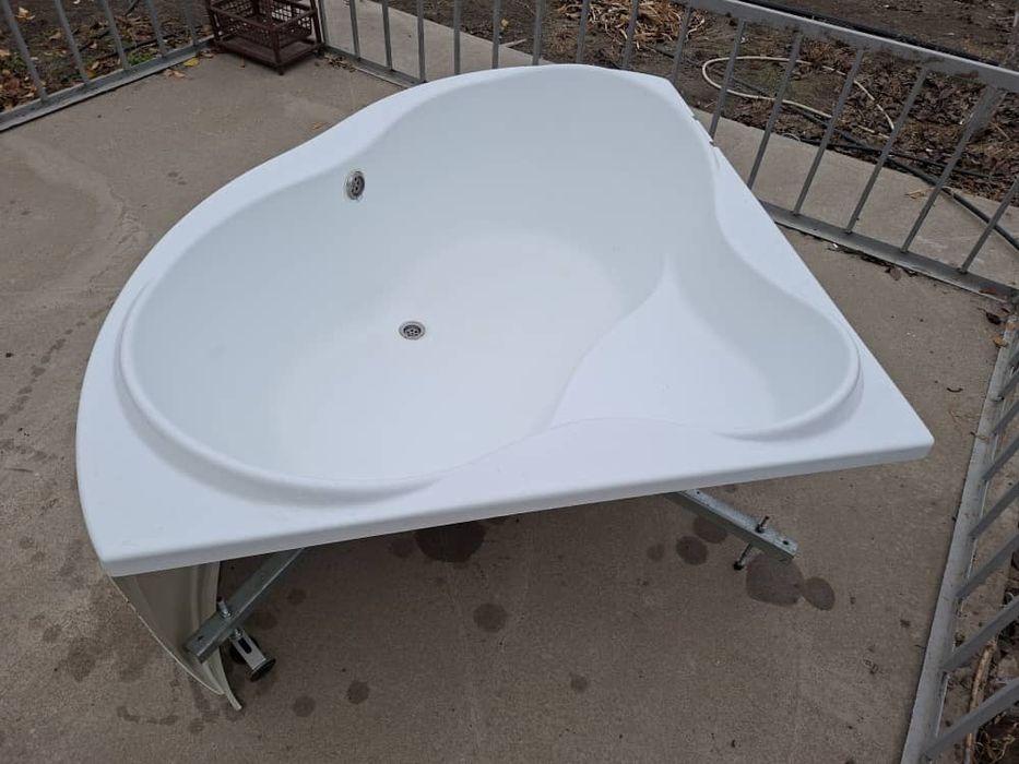 Акриловый угловой ванна