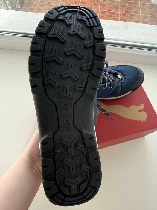 Кроссовки спортивные