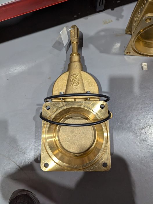 Robinet vidanja 5 toli flanșe ambele părți preț 1250 lei tva inclus se