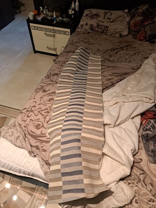 червени покривки за ресторант и т шлайфери