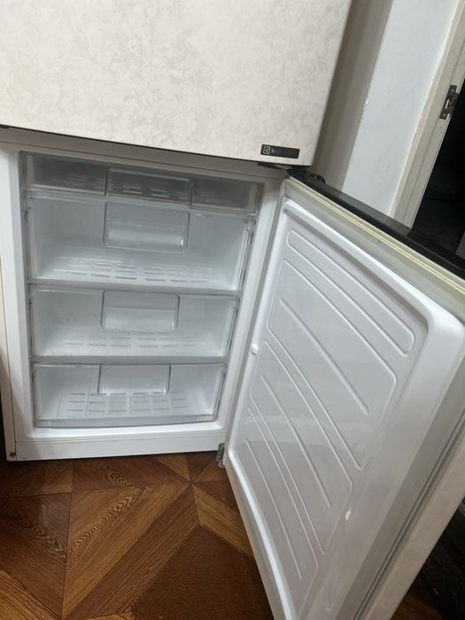 Холодильник LG в отличном состояний